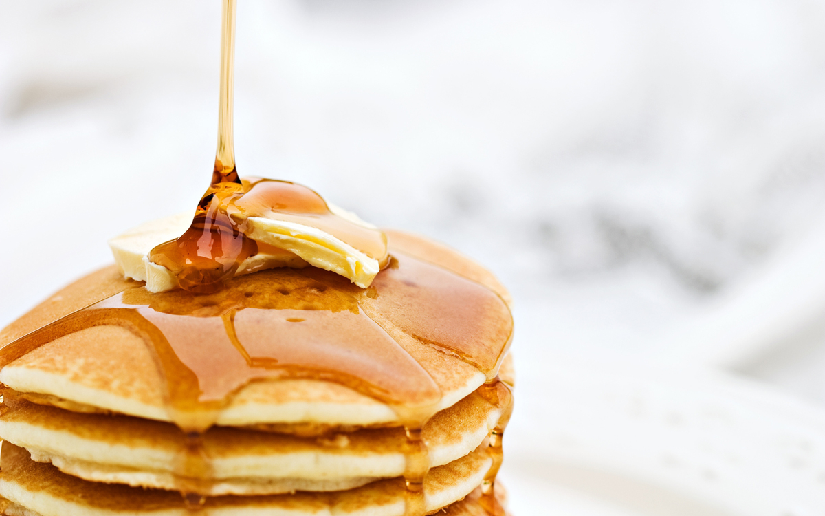 Honey_being_drizzled_onto_buttered_pancakes