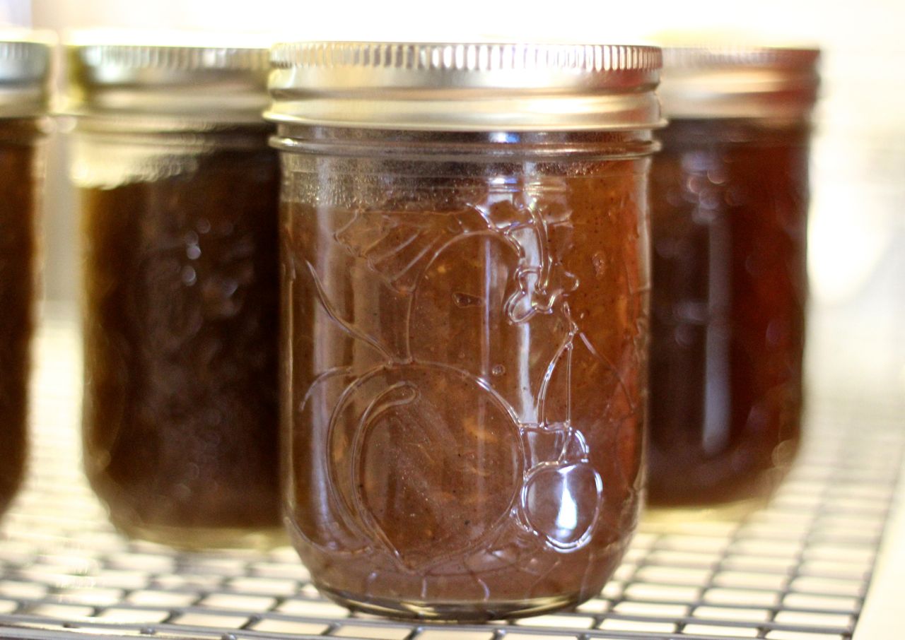 Apple_butter_in_jars